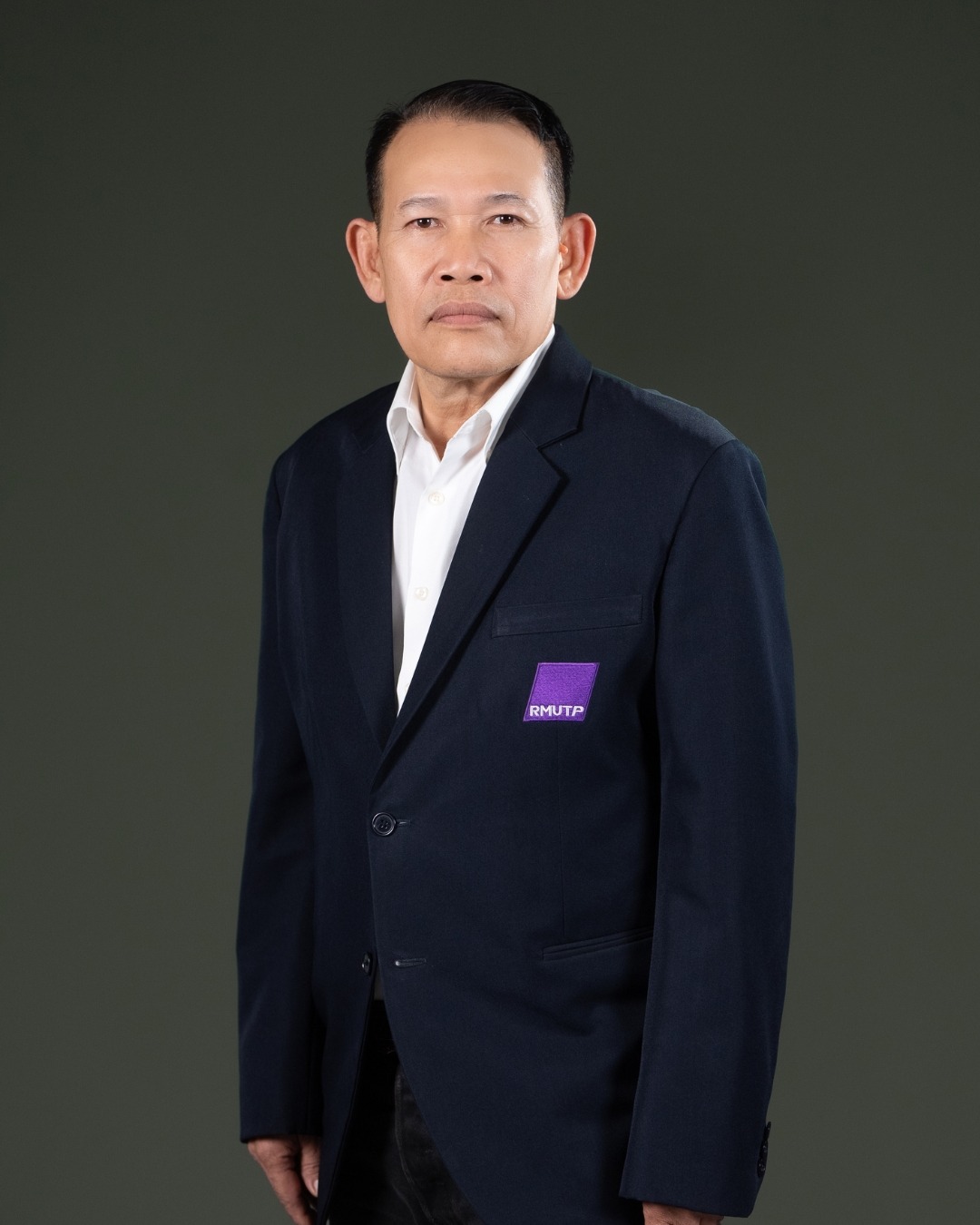นายพิเศษ บัวเผือก